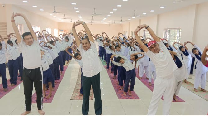 Jamshedpur: खालसा स्कूल में एक दिवसीय योग उन्मुखीकरण कार्यशाला आयोजित
