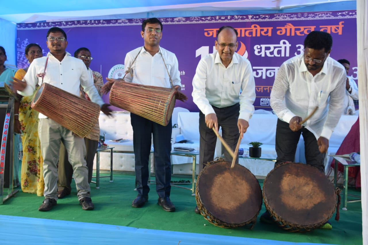 Saraikela: बिरसा मुंडा स्टेडियम बना धरती आबा अभियान का केंद्र, शिविरों के ज़रिए 496 गांवों तक पहुँचेगी सरकार