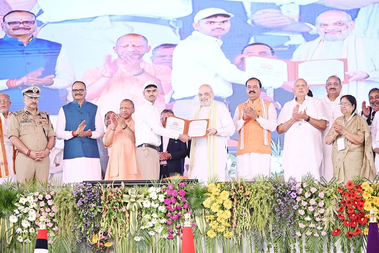 Uttar Pradesh: अमित शाह और CM योगी ने 60,244 नवचयनित पुलिस आरक्षियों को सौंपे नियुक्ति-पत्र