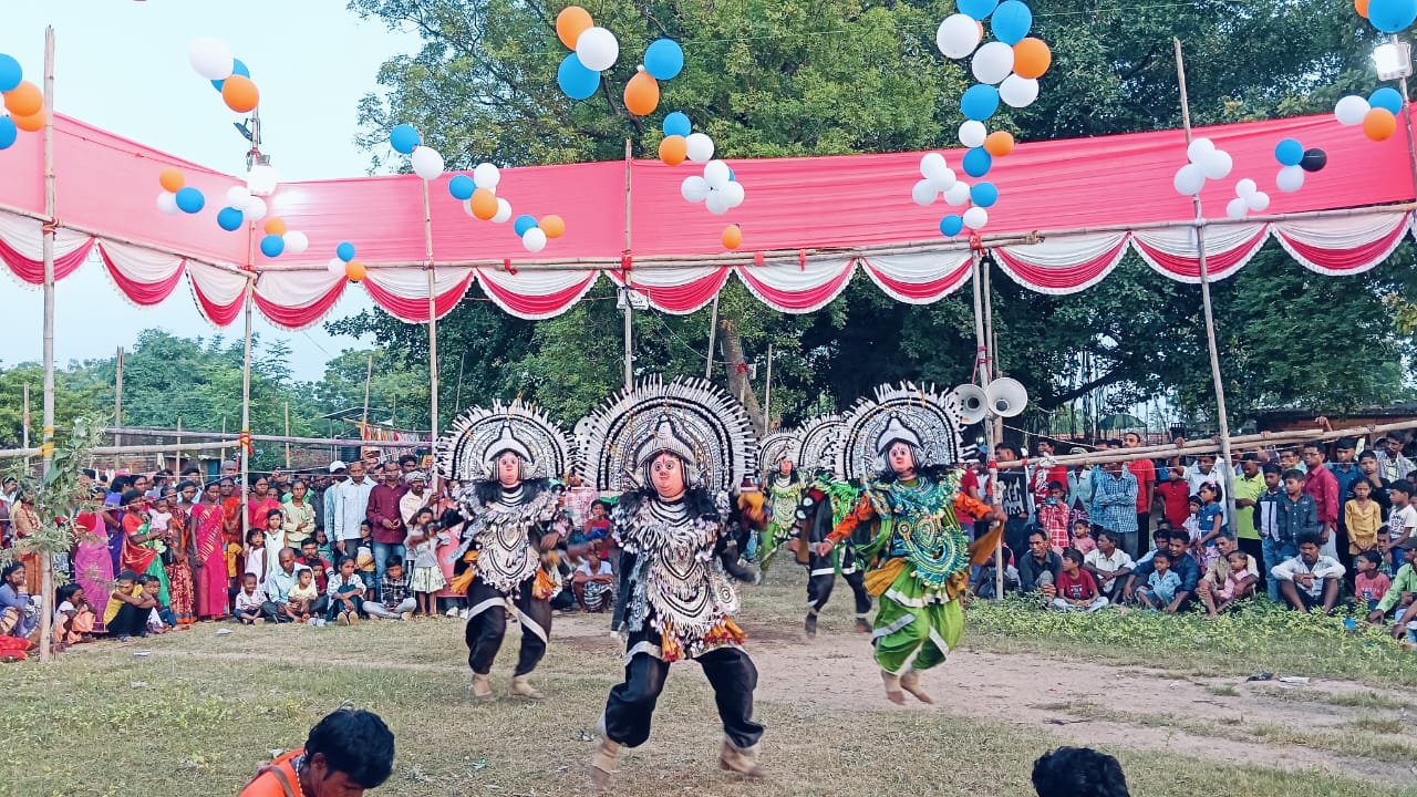 Saraikela: रोजो संक्रांति पर छऊ नृत्य से झूम उठा गांव, मंच पर छाए लोक और धार्मिक प्रसंग – देखें तस्वीरें