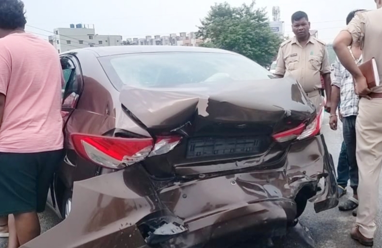 Gamharia: DVC मोड़ बना हादसों का नया ठिकाना, दो कारों के बीच जोरदार टक्कर