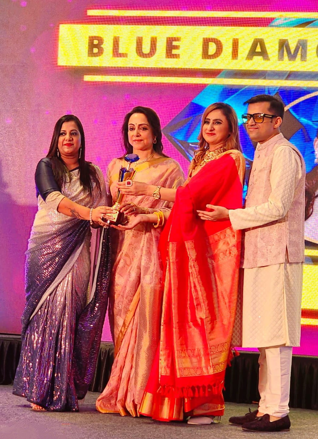 Deoghar: देवघर की बरखा झुनझुनवाला को ड्रीम गर्ल के हाथ मिला Spiritual Excellence Blue diamond Award