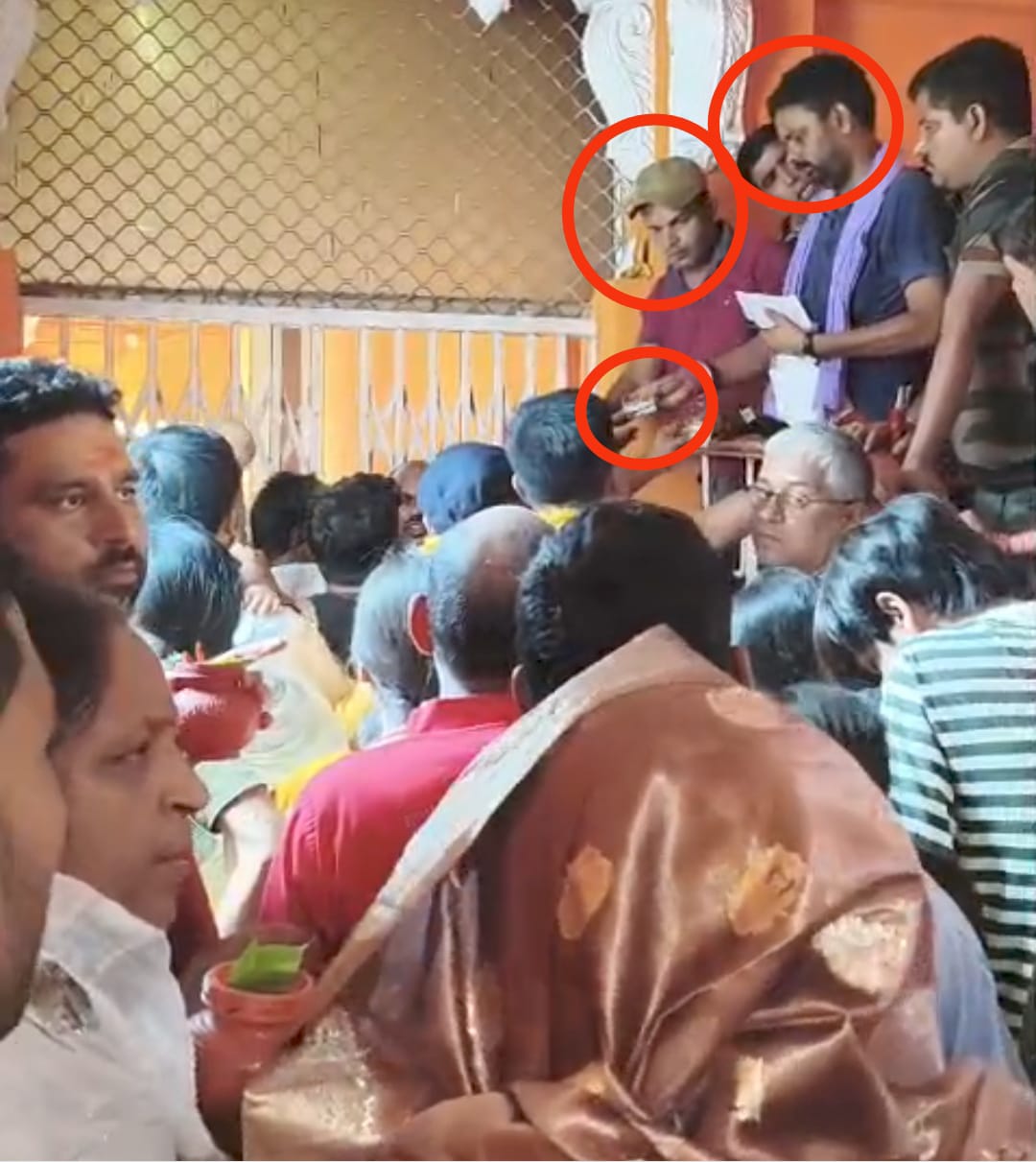 Deoghar: बाबा बैद्यनाथ धाम में ‘शीघ्र दर्शनम’ के बहाने श्रद्धालुओं से खुलेआम वसूली, मंदिर कर्मी कैमरे में कैद – देखें Video
