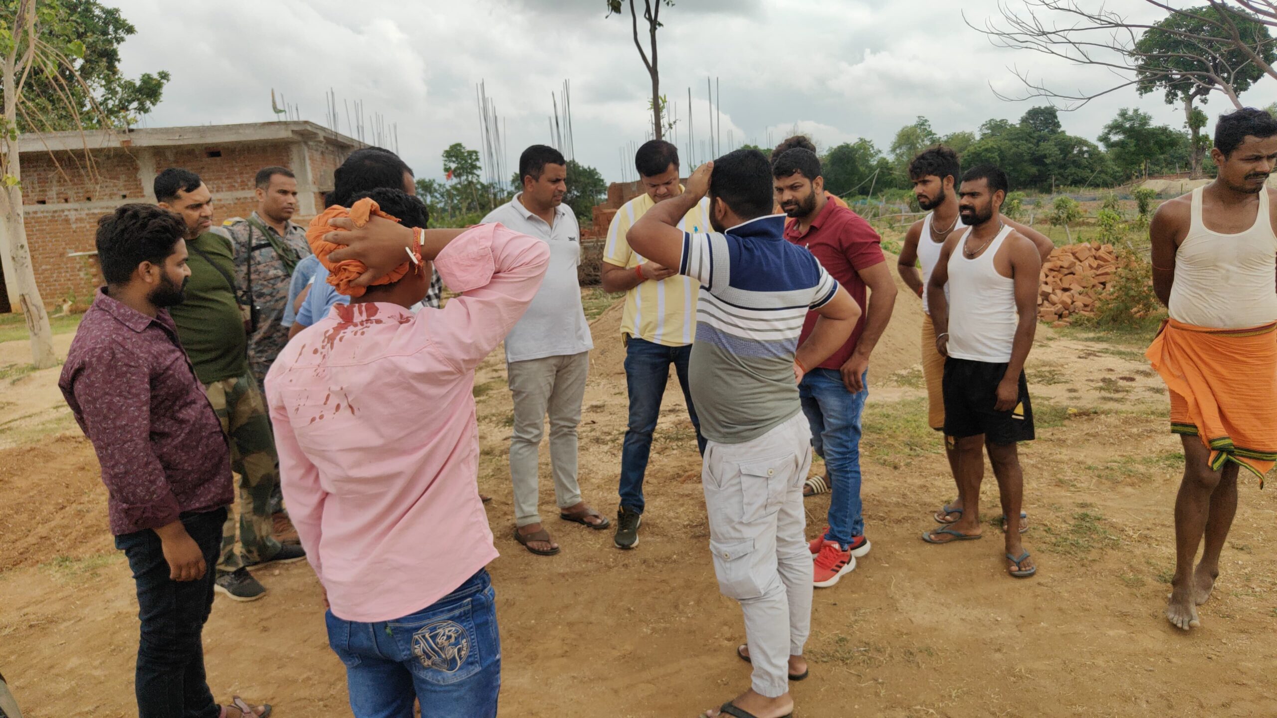 Deoghar: SBI CSP संचालक से दिनदहाड़े 4.80 लाख की लूट, सिर पर हमला कर किया घायल