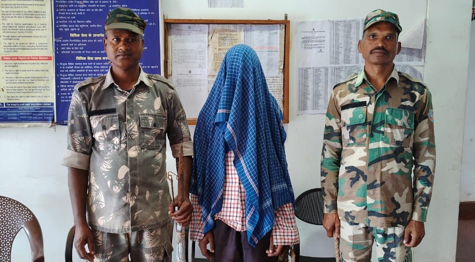 West Singhbhum: वार्ड सदस्य पर तीर चलाने वाला आरोपी भाई गालु चाम्पिया गिरफ्तार, तीर-धनुष बरामद