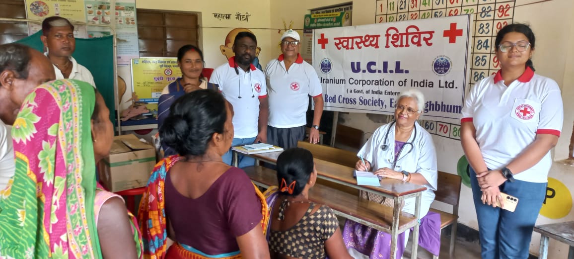Jamshedpur: विक्रमपुर उपस्वास्थ्य केन्द्र में UCIL-रेड क्रॉस ने लगाया स्वास्थ्य व नेत्र जांच शिविर