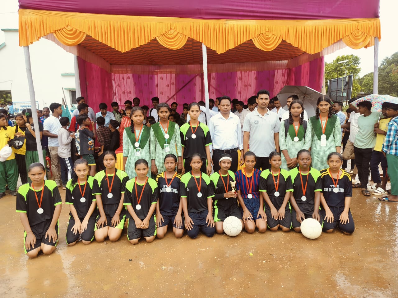 Chandil: प्रखंड स्तरीय सुब्रतो मुखर्जी फुटबॉल टूर्नामेंट में दिखा छात्र-छात्राओं का जोश