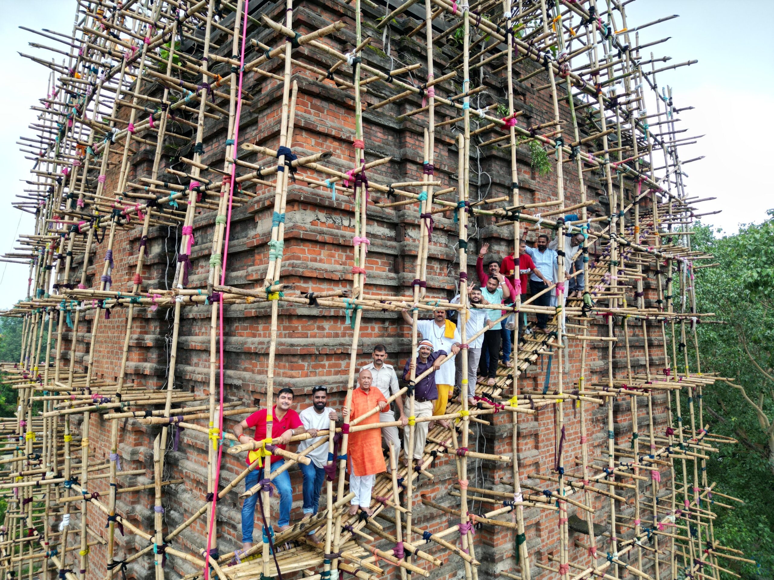 Jamshedpur: श्री लक्ष्मीनारायण मंदिर का जीर्णोद्धार प्रारंभ, 200 फीट ऊंचे शिखर पर विधायक सरयू राय ने की पूजा-अर्चना