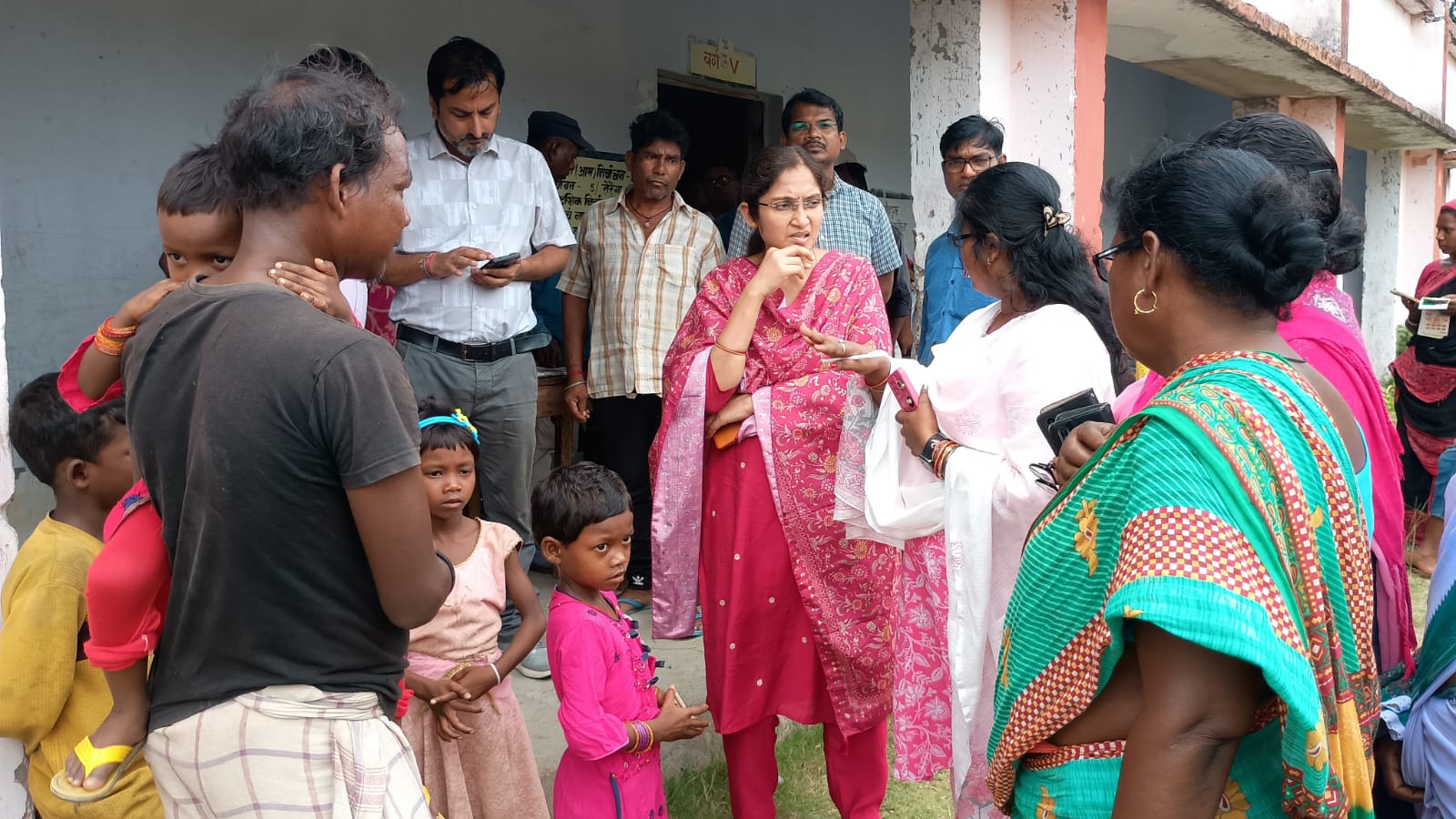 Jadugora: सरकारी शिविर सबर समुदाय के लिए बना सिर्फ औपचारिकता, न पेयजल, न कुर्सी – दुर्दशा में इंतजार करते रहे सबर