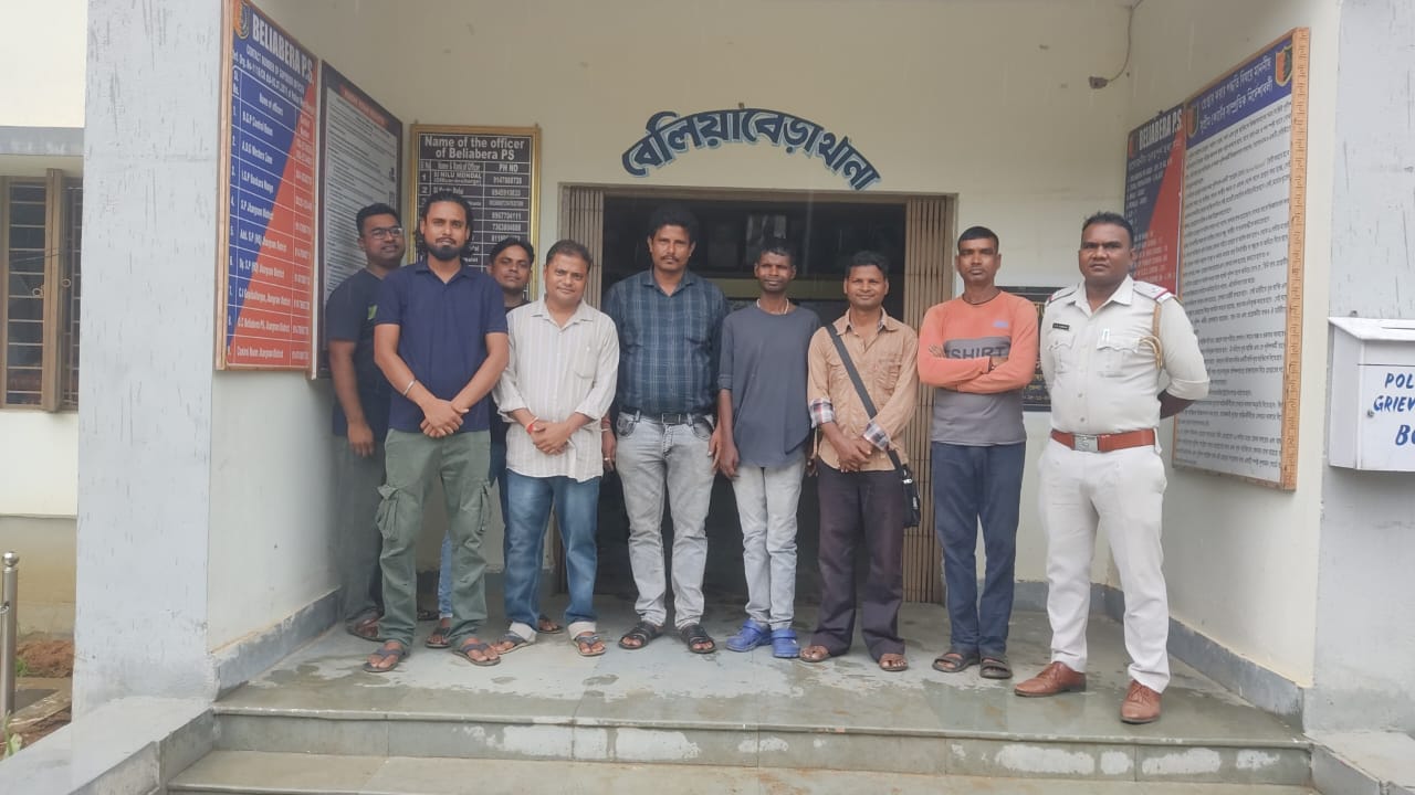 Jhargram: पुलिस और ग्रामीणों की मदद से परिवार से मिला दो साल से लापता युवक, मानवीय संवेदना की मिसाल