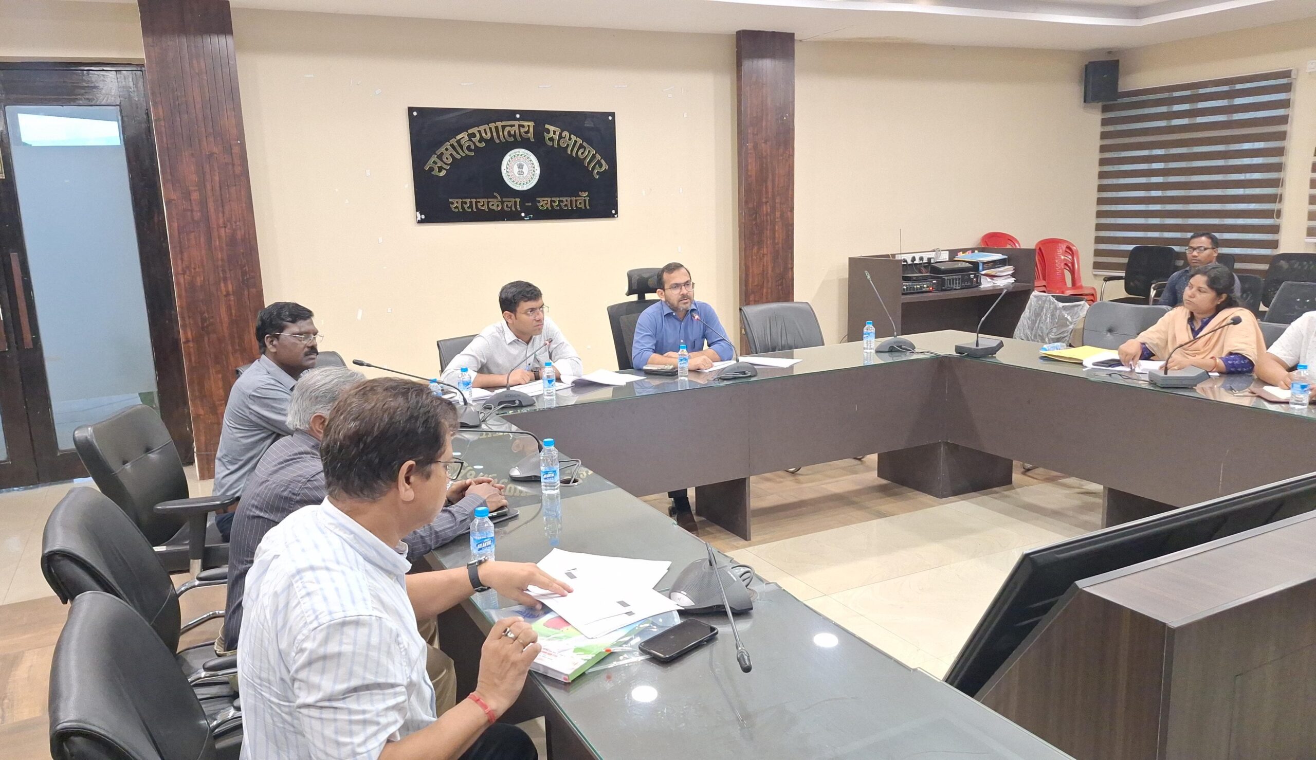 Saraikela: JSLPS योजनाओं की समीक्षा बैठक में उपायुक्त ने जताई चिंता, दिए कार्यशैली सुधार के निर्देश