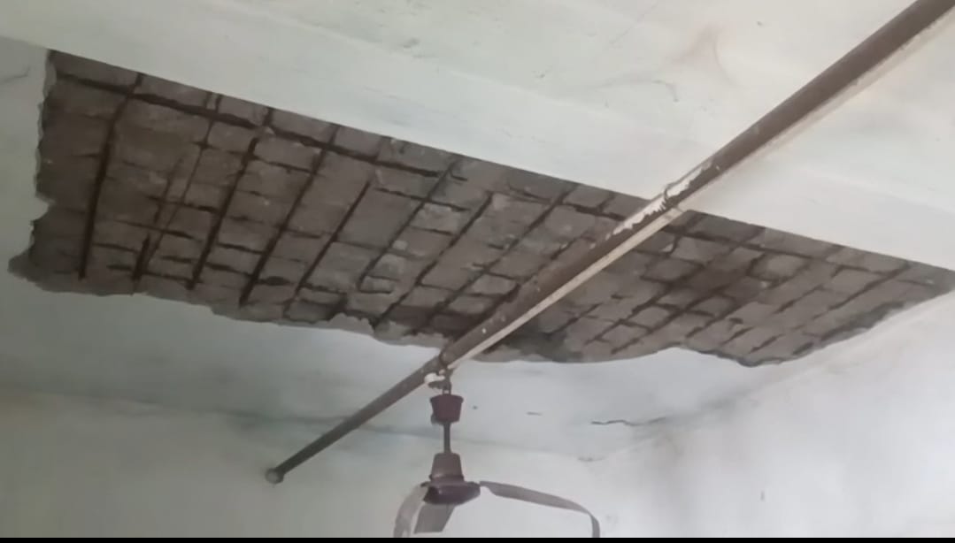 Dhanbad: जर्जर भवन में पढ़ाई को मजबूर उर्दू मध्य विद्यालय पांडरा के बच्चे, क्या है किसी हादसे का इंतजार?