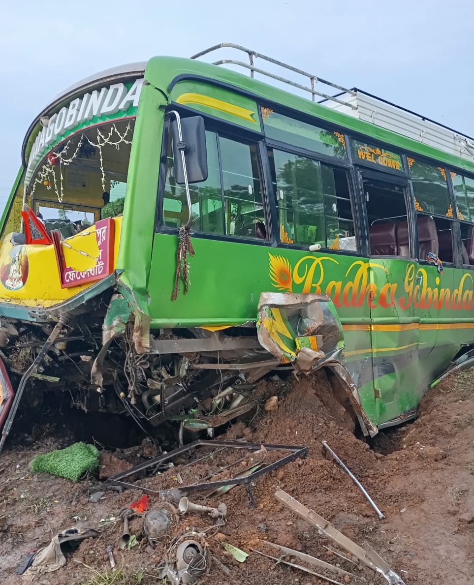 Jhargram: स्कूटी सवार को बचाते हुए पलटी बस, एक की मौत – कई घायल