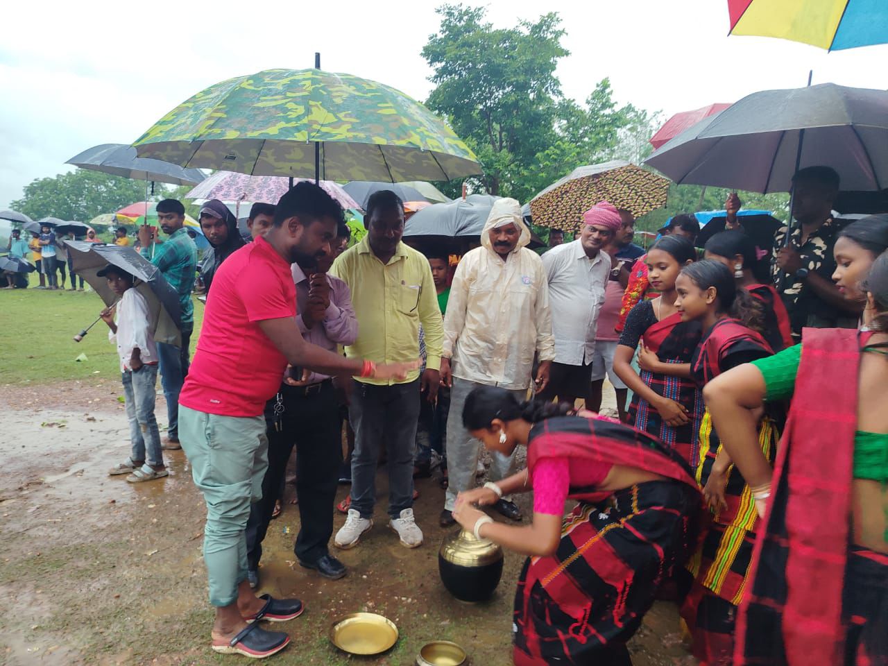 Potka: तीन दिवसीय फुटबॉल टूर्नामेंट का विधायक संजीव सरदार ने किया शुभारंभ, विजेता टीम को मिलेंगे 50 हजार
