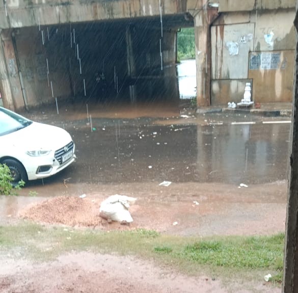 Bahragora: नदी-नाले उफान पर, पुलों की हालत नाजुक – बारिश से ठहरा जीवन