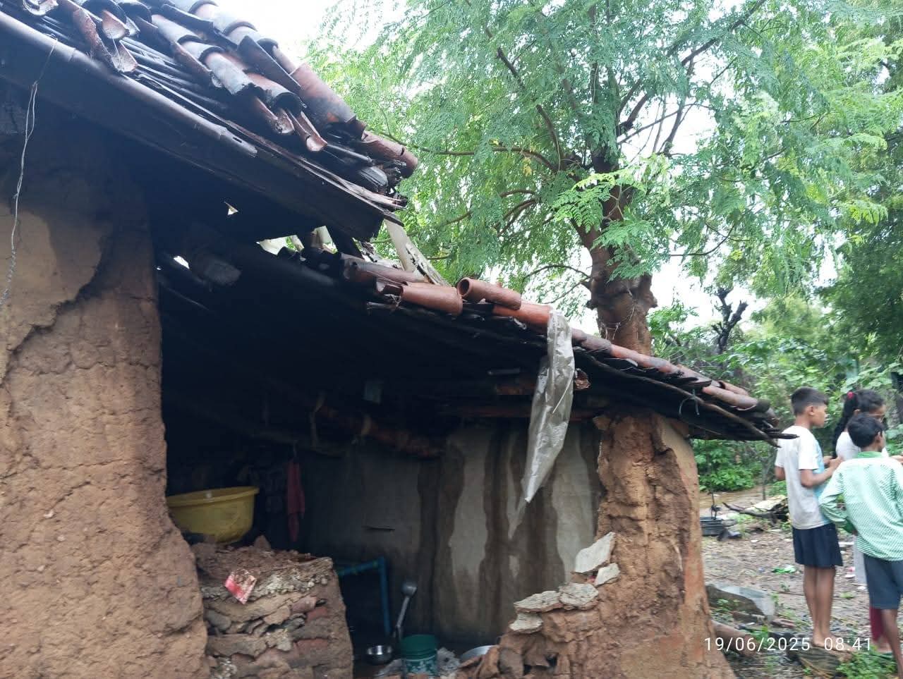 Saraikela: लगातार बारिश ने छीन लिया आशियाना, ढहने लगे कच्चे मकान