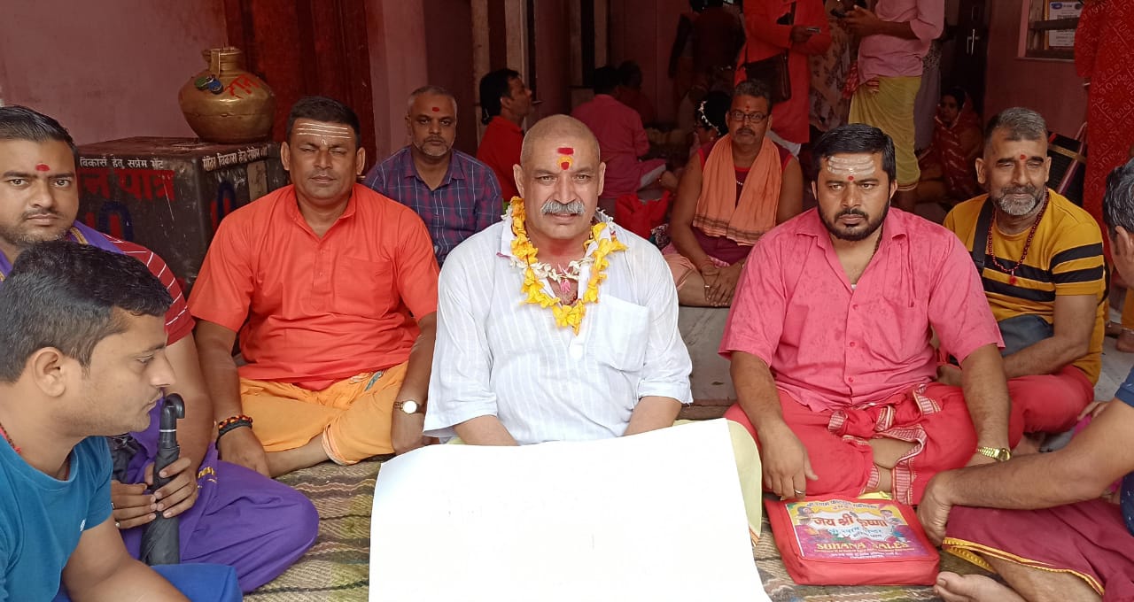 Deoghar: बाबा बैद्यनाथ धाम की अव्यवस्था के खिलाफ धरना दे रहे तीर्थ पुरोहित, VIP पूजा बंद करने की चेतावनी!