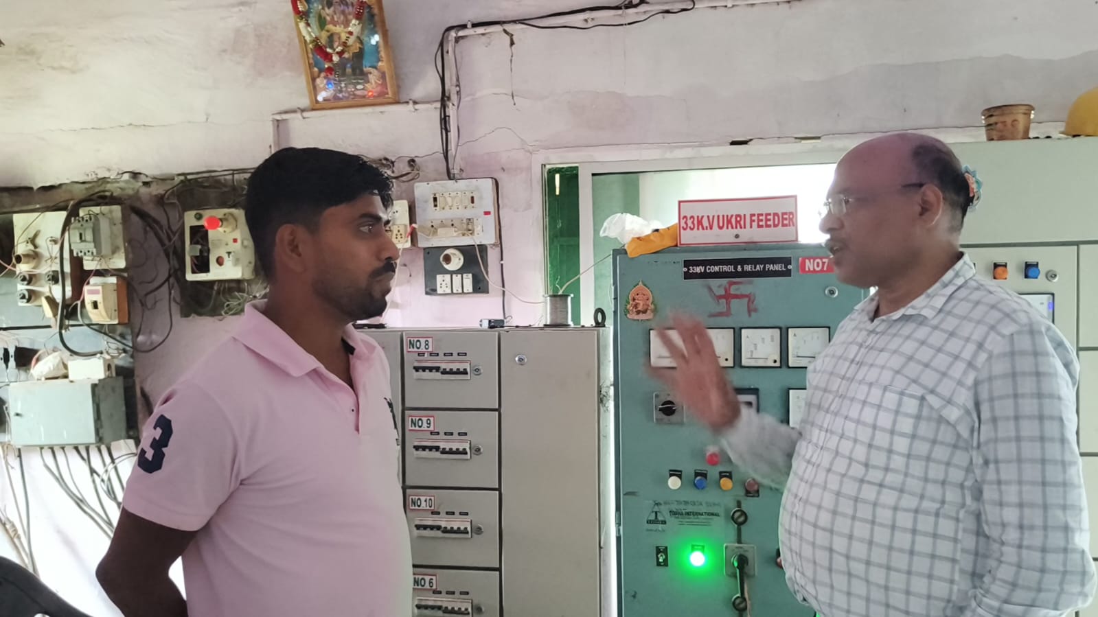 Saraikela: बिजली कटौती पर भड़के मनोज चौधरी, एक घंटे में समाधान नहीं तो तालाबंदी की चेतावनी