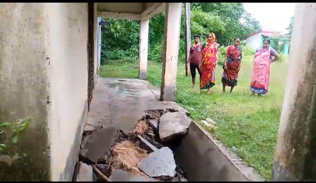 Jhargram: बारिश से बालीचक स्कूल का बरामदा धंसा, बाल-बाल बचे नन्हें छात्र