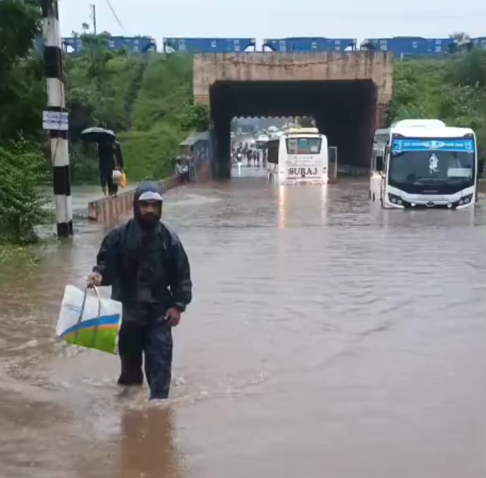 Gamharia: कोलाबिरा रेलवे भीतरी पुल जलमग्न – पानी के तेज बहाव में फंसी बसें, घंटों बाधित रहा यातायात