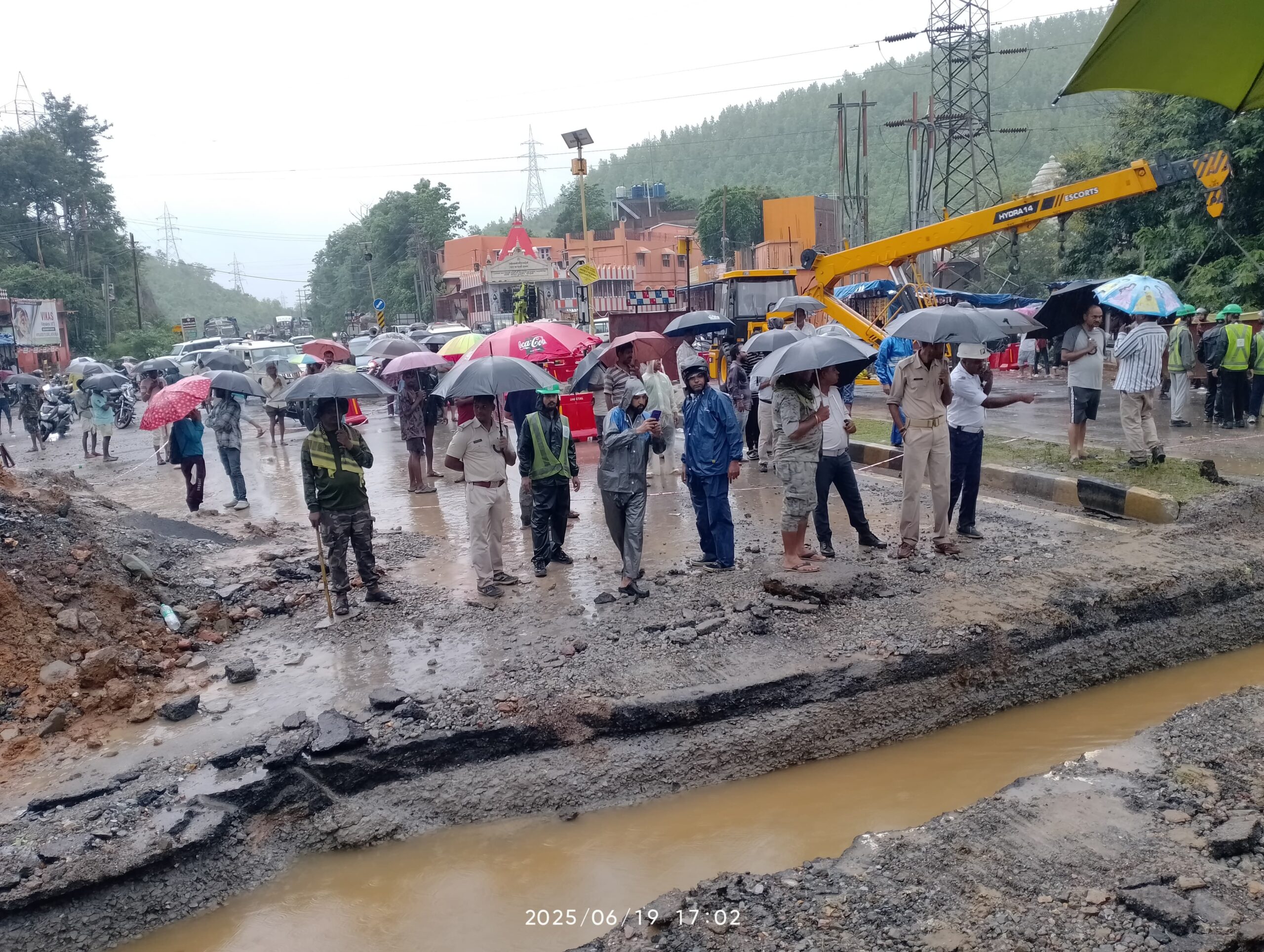 Saraikela: उपायुक्त नीतीश कुमार सिंह पहुंचे ग्राउंड ज़ीरो, राहत कार्यों को दी गति