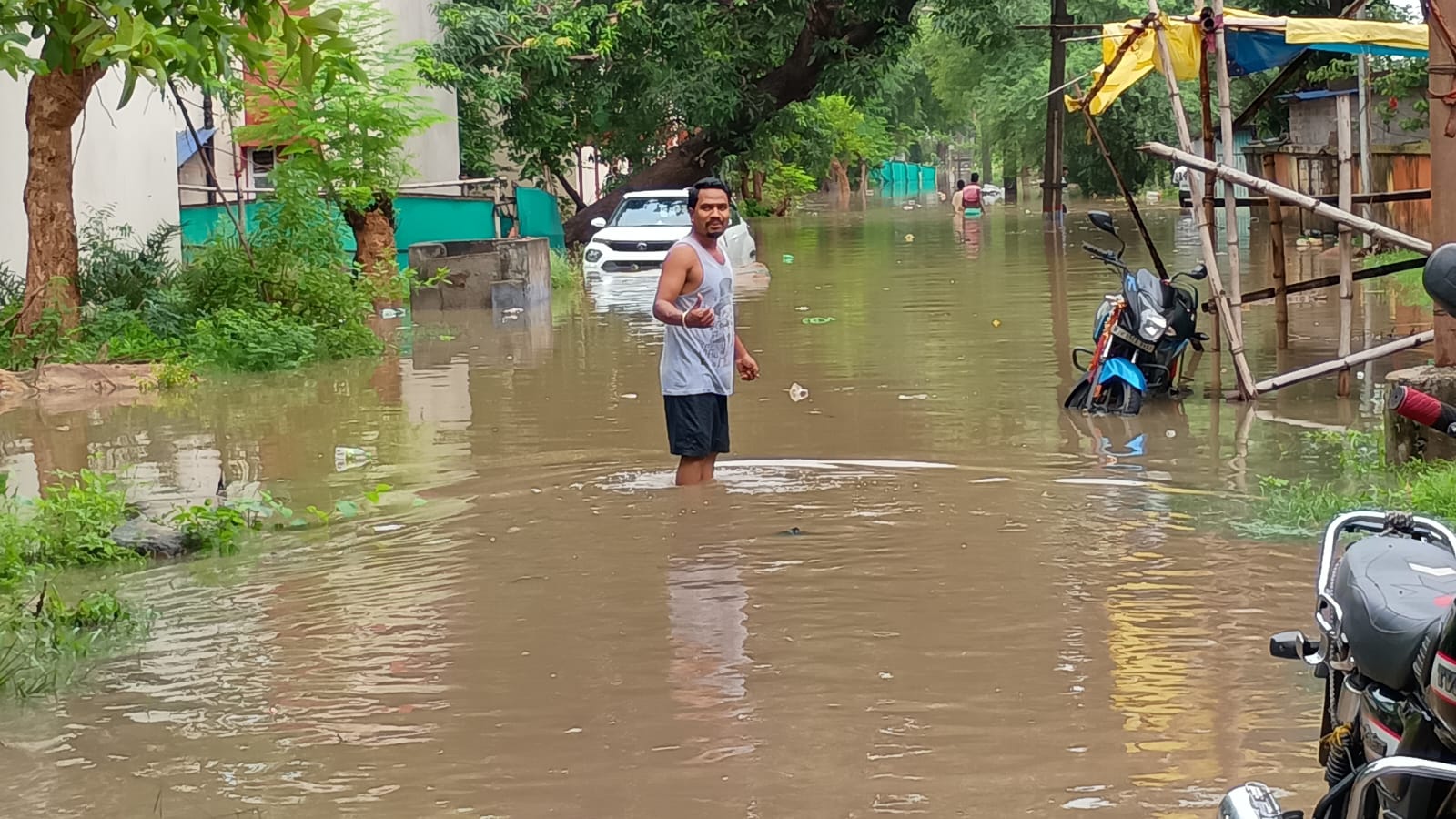 Jadugora: तीसरी बार UCIL कॉलोनी के 25 घरों में घुसा पानी, प्रशासन मौन – कर्मियों ने खुद संभाली कमान