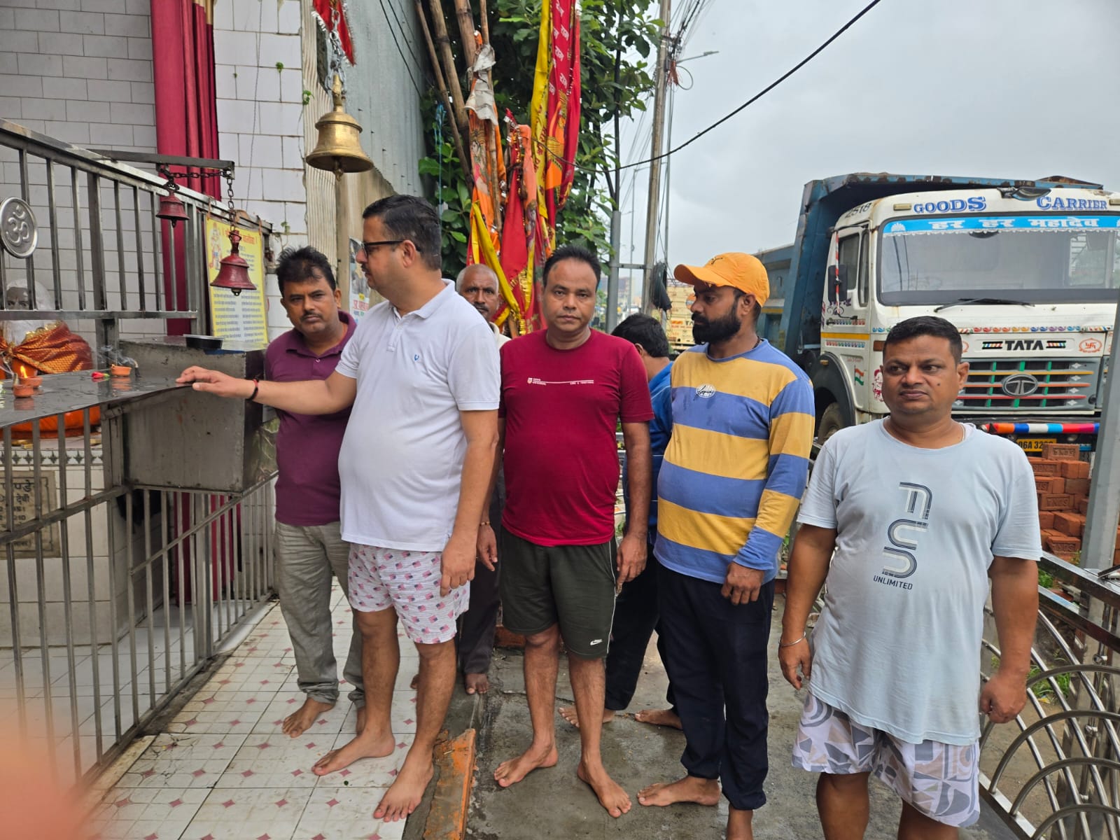 Jamshedpur: राम-लक्ष्मण-हनुमान मंदिर में रात के अंधेरे में घुसे चोर, सुबह पुजारी ने खोला पट – देख रह गए स्तब्ध