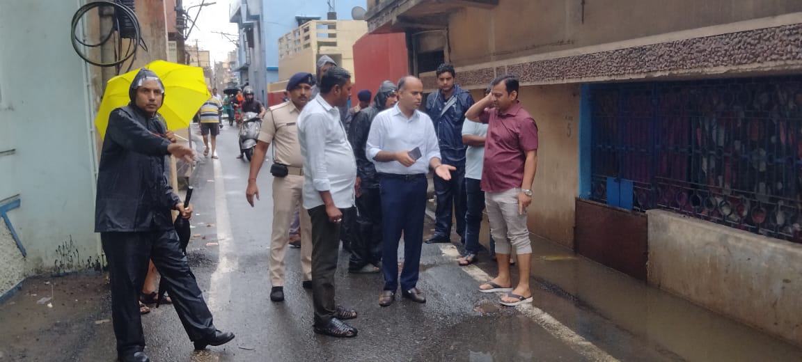 Jamshedpur: भारी वर्षा के बीच उपायुक्त ने किया प्रभावित क्षेत्रों का दौरा