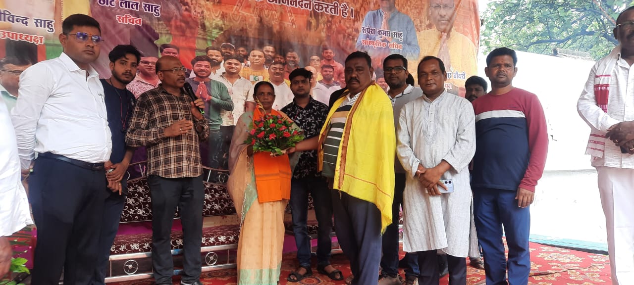 Saraikela: सांसद जोबा मांझी ने किया श्री जगन्नाथ दर्शन, मेले के विस्तार को लेकर दिए सकारात्मक संकेत