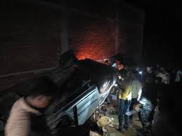 Jharkhand: अवैध शराब से भरी कार अनियंत्रित होकर पलटी, लोगों की बीच मची बोतल लूटने की होड़