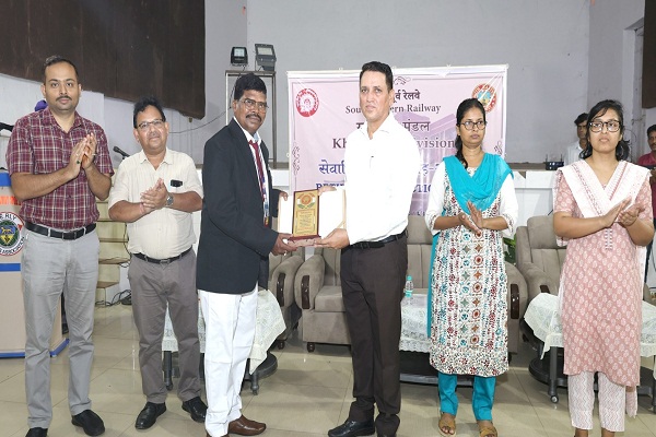 Kharagpur : खड़गपुर मंडल के सेवानिवृत रेलकर्मियों के सम्मान में आयोजित हुआ कार्यक्रम