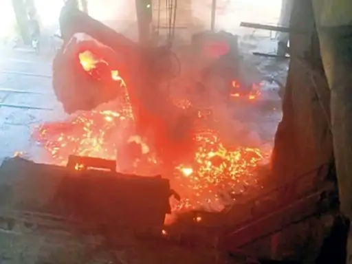 Bokaro: रस्सी टूटने से गिरा पिघला हुआ लोहा, BSL के पांच कर्मचारी झुलसे – कब सुधरेंगे सुरक्षा इंतज़ाम?