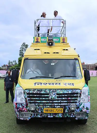 Bihar: चुनावी रणभूमि में उतरा नीतीश कुमार का हाईटेक ‘निश्चय रथ’, जानिए क्या है इसकी खासियत