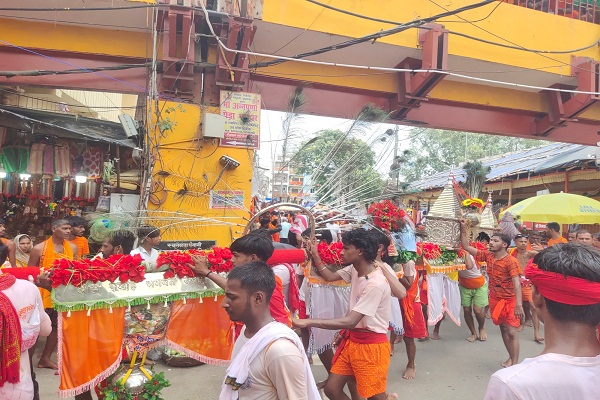 devotion : 54 फीट का कांवर लेकर 54 घंटे में सुल्तानगंज से देवघर पहुंचे पटना सिटी के 400 कांवरिये