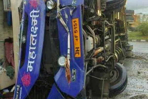 Jamshedpur : रांची जा रही महालक्ष्मी यात्री बस दुर्घटनाग्रस्त हुई, चीख पुकार सुन मदद को पहुंचे स्थानीय लोग