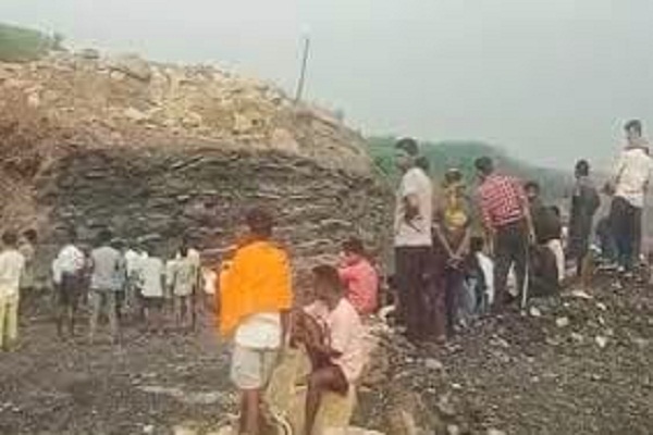 Ramgarh : सीसीएल करमा कोलियरी स्थित अवैध खनन के दौरान चाल धंसने से चार लोगों की मौत 