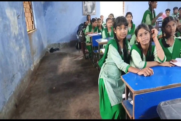 education system : राज्य के शिक्षा व्यवस्था की पोल खोल रहा धनबाद के टसरा का जर्जर राजकीय DAV विधालय, खतरे में बच्चे