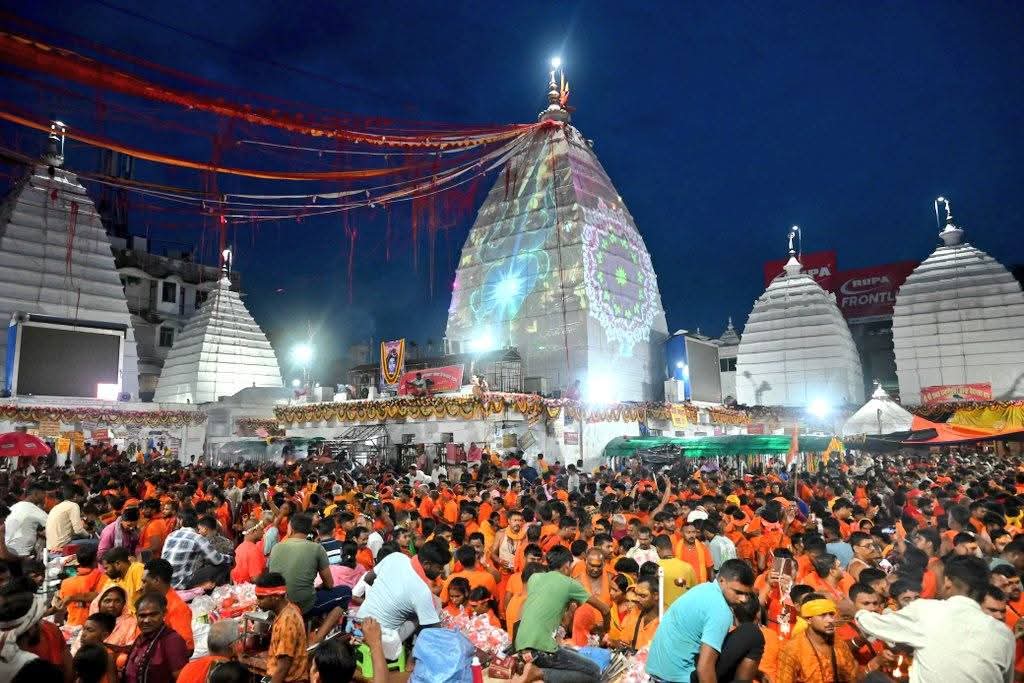 Deoghar : सावन की पहली सोमवारी पर देवघर में उमड़ा आस्था का जनसैलाब, 8 किमी लंबी कतार