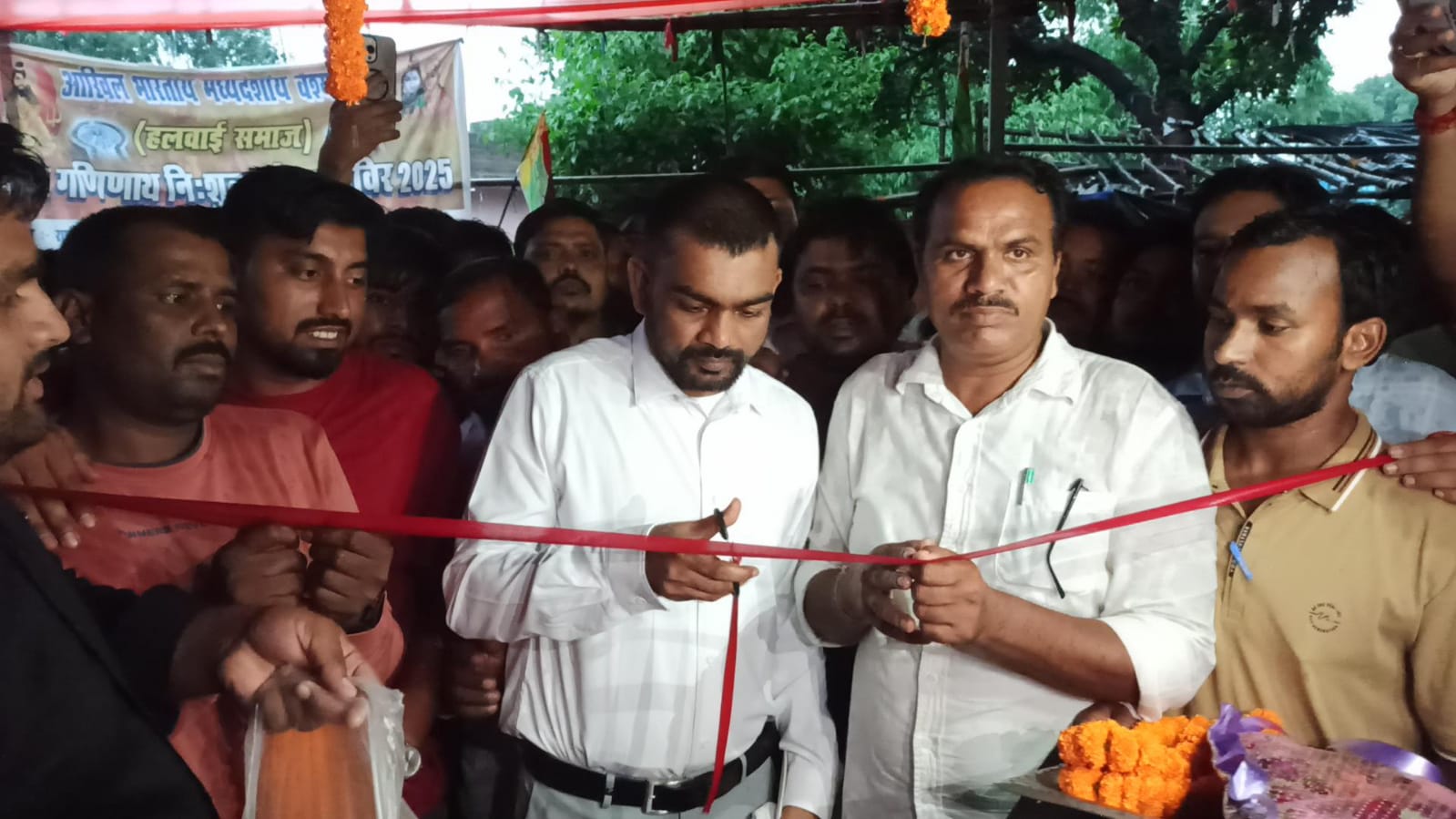 Deoghar : दर्शनियां मोड़ के पास जेएलकेएम के कांवरिया सेवा शिविर का विधायक जयराम ने किया उदघाटन