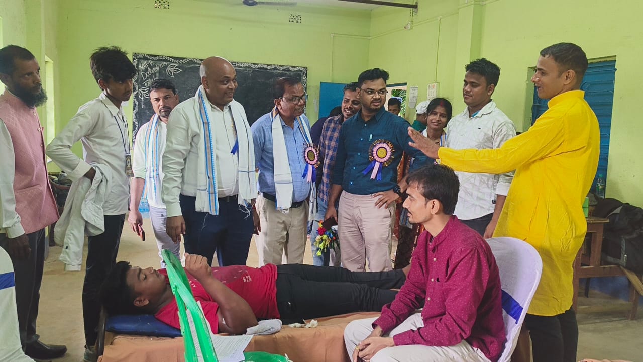 Jhargram : रवींद्रनाथ टैगोर और काजी नजरूल इस्लाम की स्मृति में रक्तदान शिविर का का हुआ आयोजन 