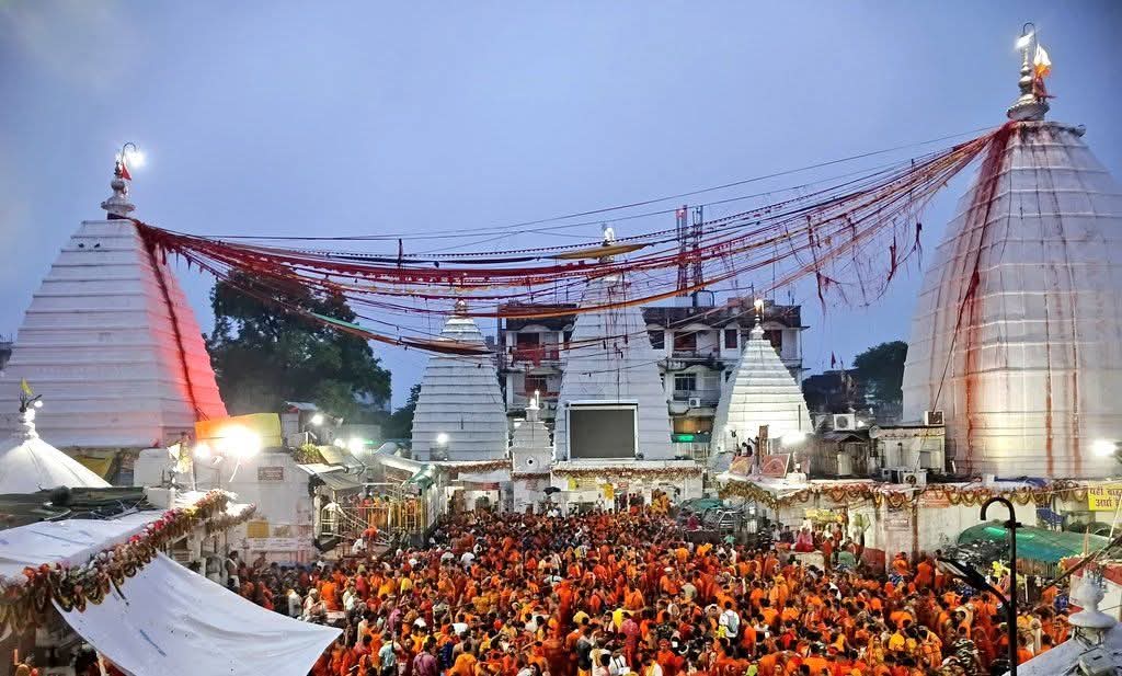 Deoghar: संक्रांति पर बाबा दरबार में उमड़ी श्रद्धालुओं की भीड़, बांग्ला सावन भी शुरू