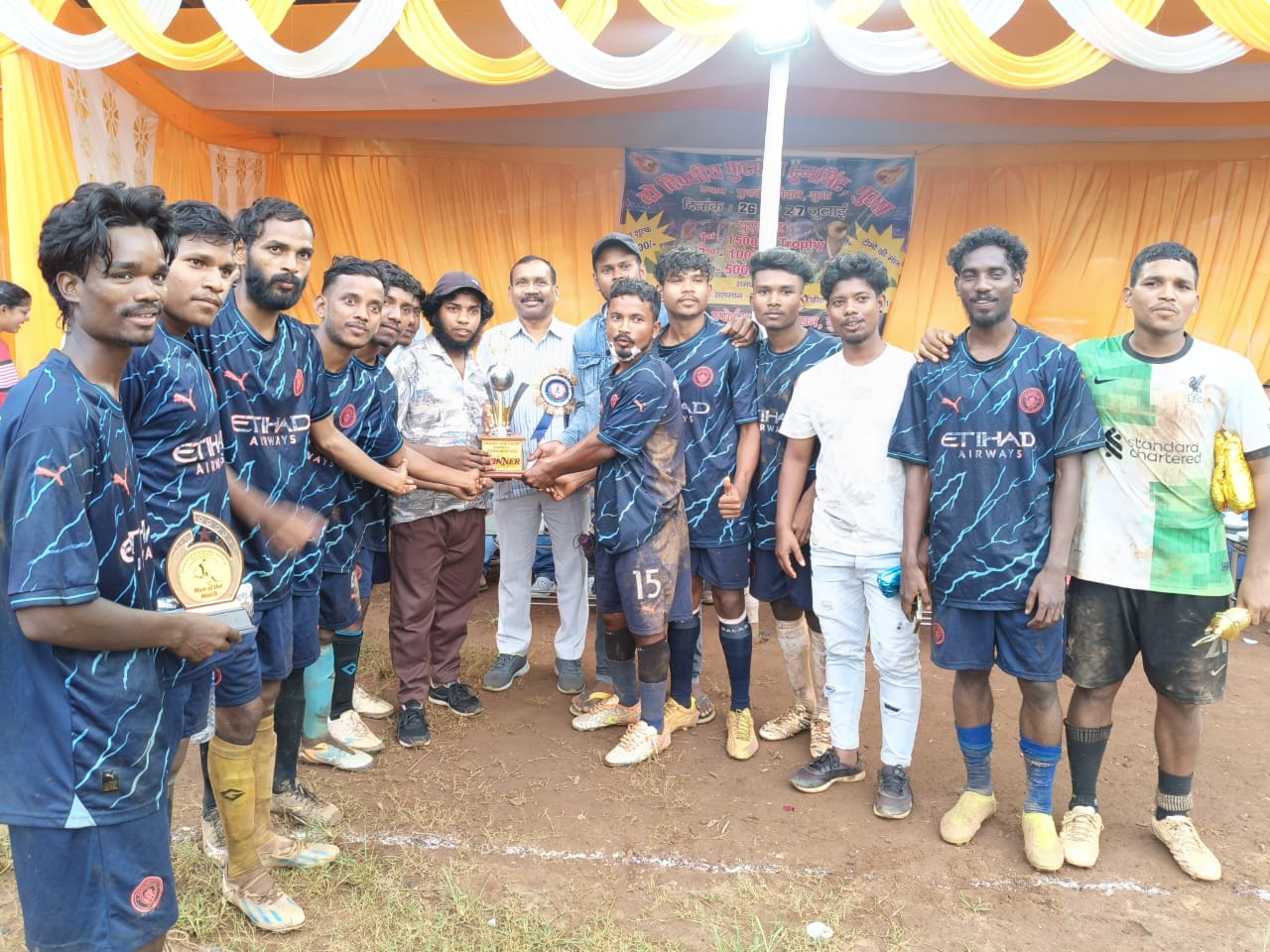 Gua : सारंडा नॉकआउट फुटबॉल टूर्नामेंट पर मोहित- 11 टीम ने जमाया कब्जा, पूर्व सीएम ने विजेता टीम को किया सम्मानित