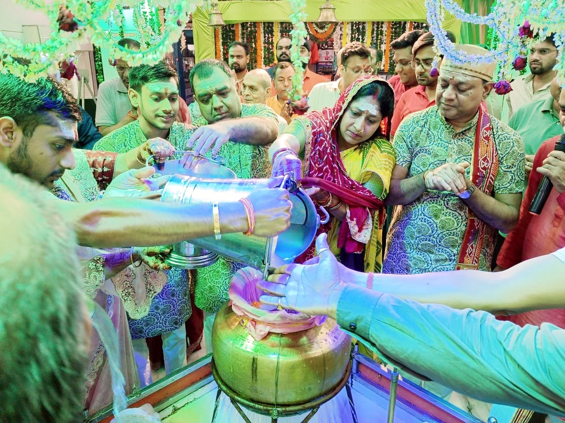 Jamshedpur : हर हर महादेव के जयघोष से गूंजा साकची बाजार का शिव मंदिर, सुलतानगंज के गंगाजल से हुआ सहस्त्रघट जलाभिषेक