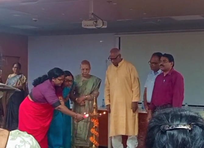 Jamshedpur : प्रेमचंद जयंती पर जमशेदपुर महिला विश्वविद्यालय में साहित्यिक कार्यक्रम का हुआ आयोजन