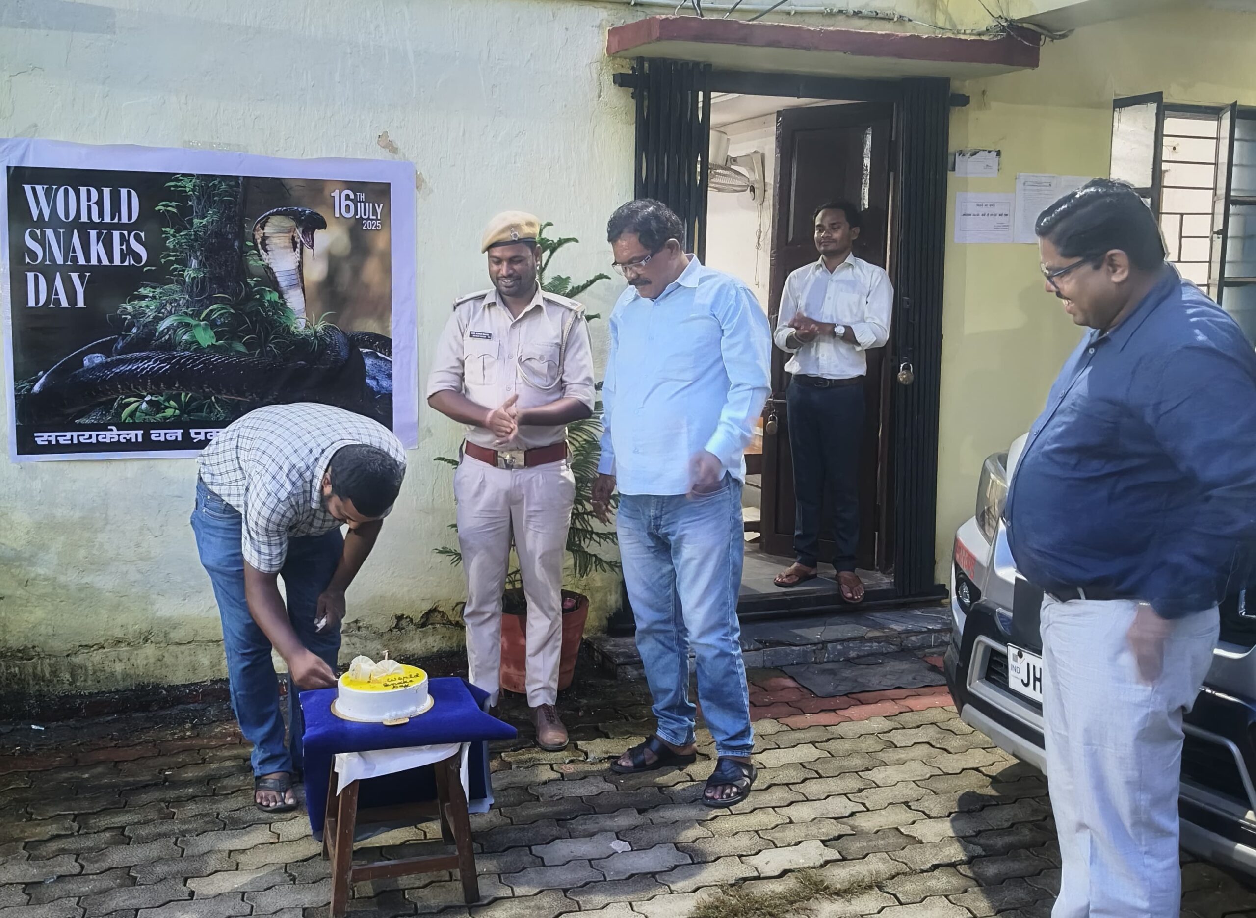 Seraikela : सर्पमित्र राजा बारिक ने केक काटकर मनाया वर्ल्ड स्नेक डे