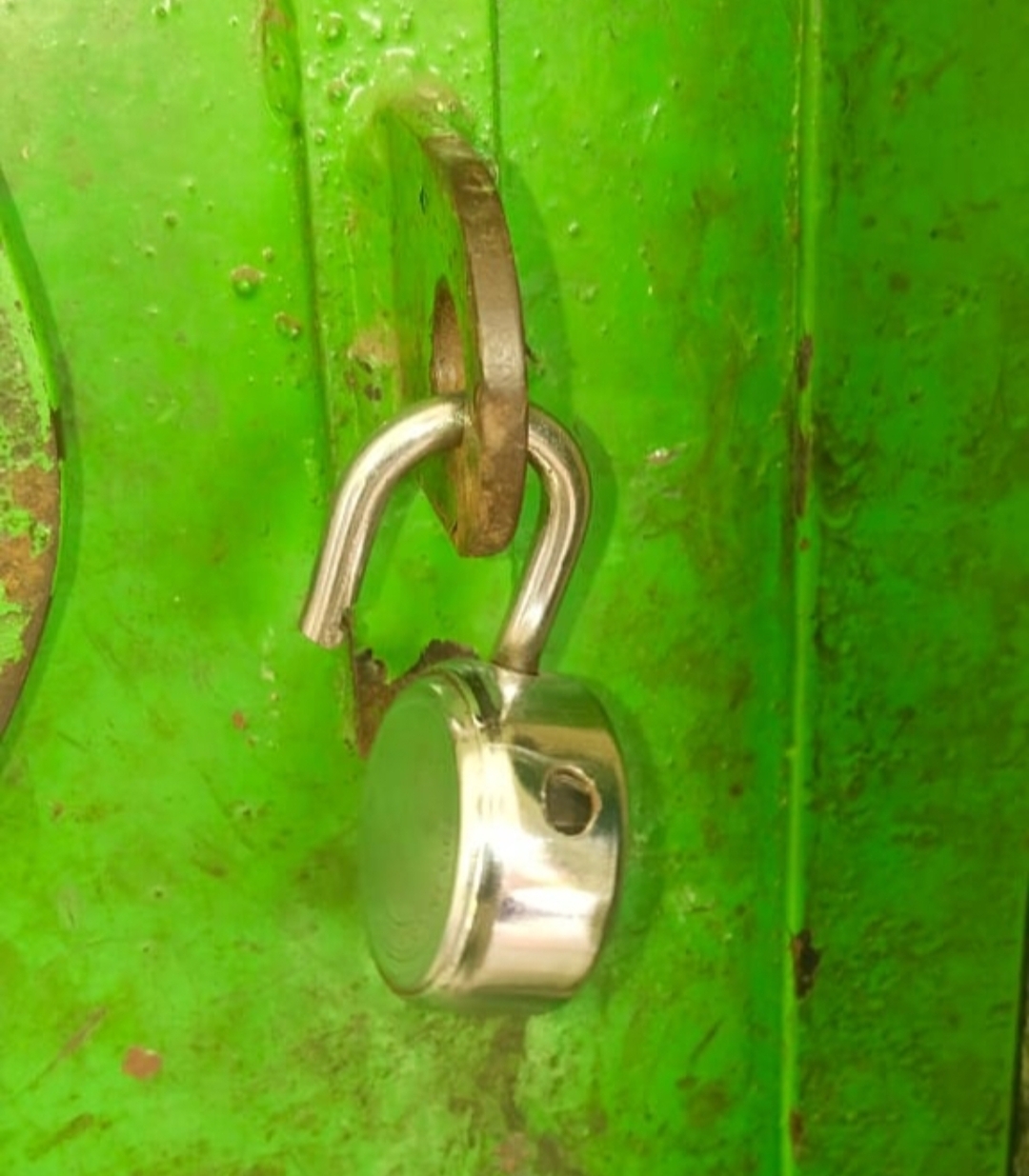 Gamharia: विद्यालय में रात के अंधेरे में घुसे चोर, ताला तोड़कर चोरी की कोशिश