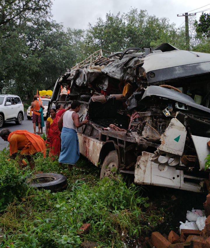 Breaking : देवघर में सुबह-सुबह बड़ा हादसा, बस-ट्रक की भिड़ंत में पांच कांवरियों की मौत