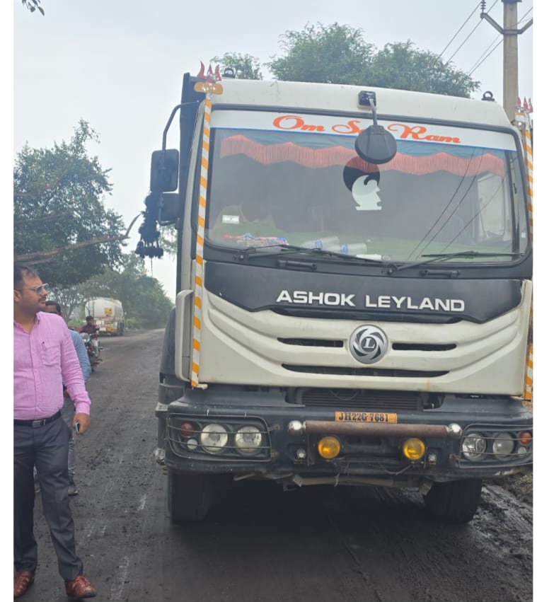 Jamshedpur  : अवैध खनन एवं परिवहन के खिलाफ खनन टास्क फोर्स की कार्रवाई में 3 वाहन जप्त