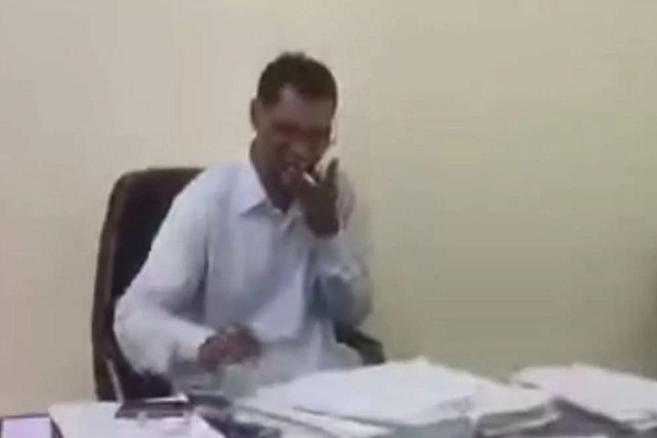 Chaibasa :  डीसी कार्यालय के कर्मचारी का सिगरेट पीता फोटो वायरल, CM के निर्देश पर डीसी ने सस्पेंड किया