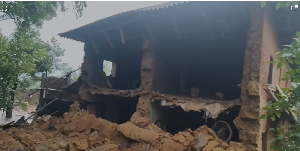 Jhargram: झाड़ग्राम में दोमंजिला मिट्टी का मकान ढहा, बाल-बाल बचे परिवार के सदस्य